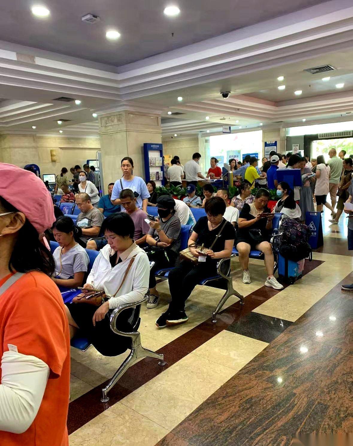 老婆在社保局干了十年，我只听进去一句最要命的话：社保，就算裸辞在家，自己掏钱，