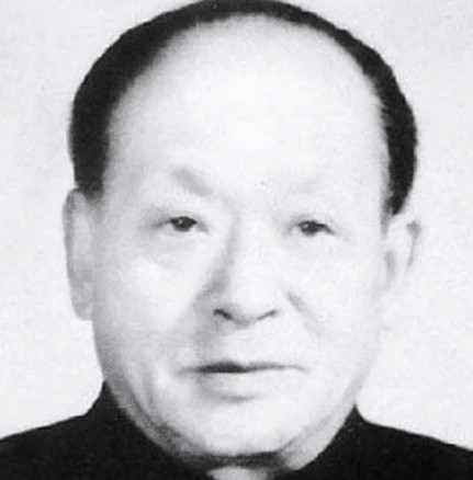 1952年，大贪污犯被判处死刑，毛主席在听说之后，眉头紧锁，然后下命令：“不要执