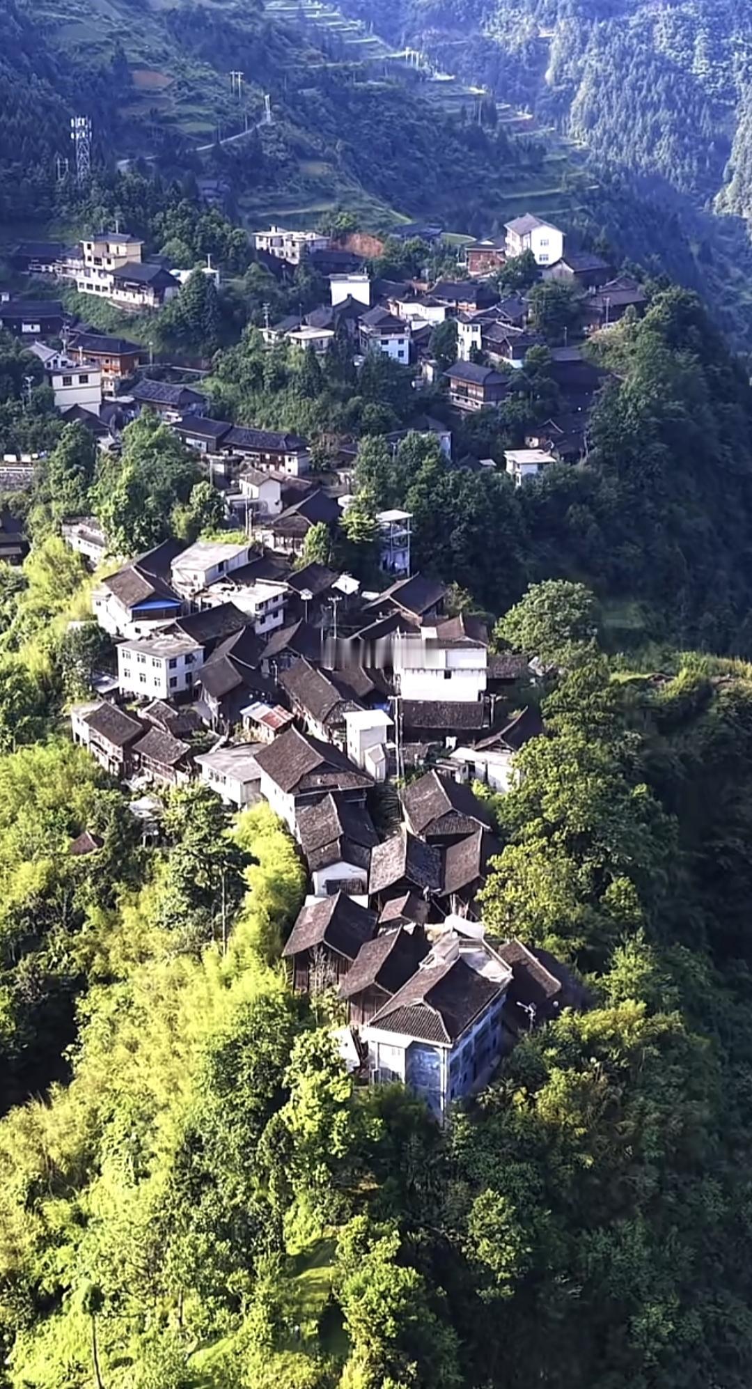如果你喜欢山地田园风光，那么你一定要去贵州省。贵州省被称为中国的公园省，山地旅游