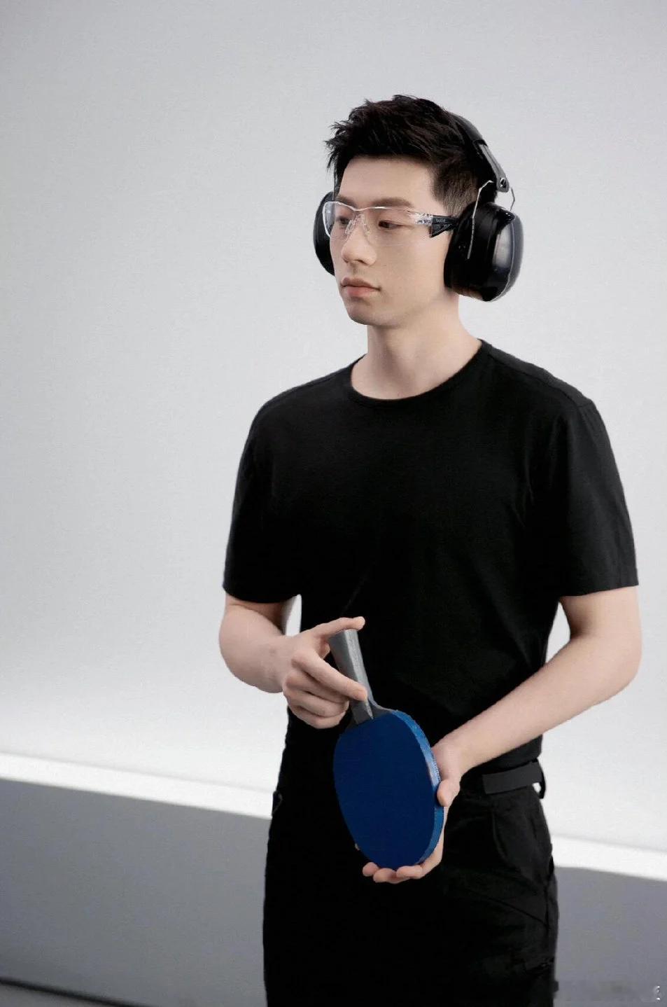 马龙一种很新的放大招姿势马龙现场演绎神来之笔马龙这次亮相和平时打球不一样，手持