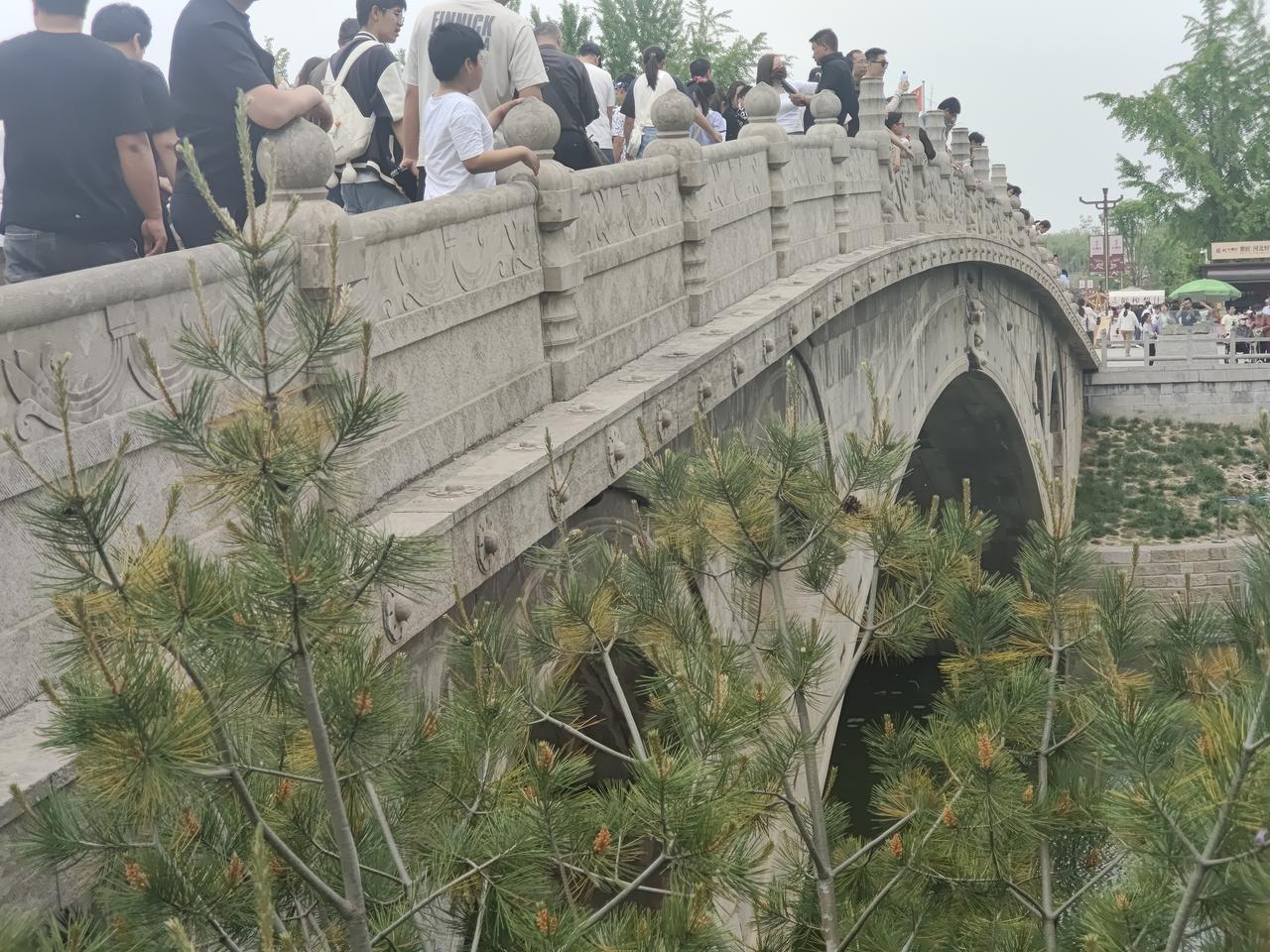 五一赵州桥景区人还不少。小学课本上的古桥二十年后终于是看上了。可惜已经是翻修了的