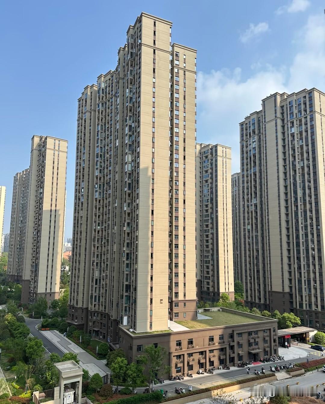 和在地产行业干了十年的老同学喝茶，他低声说了句实在话，现在买房的和卖房的，可能都