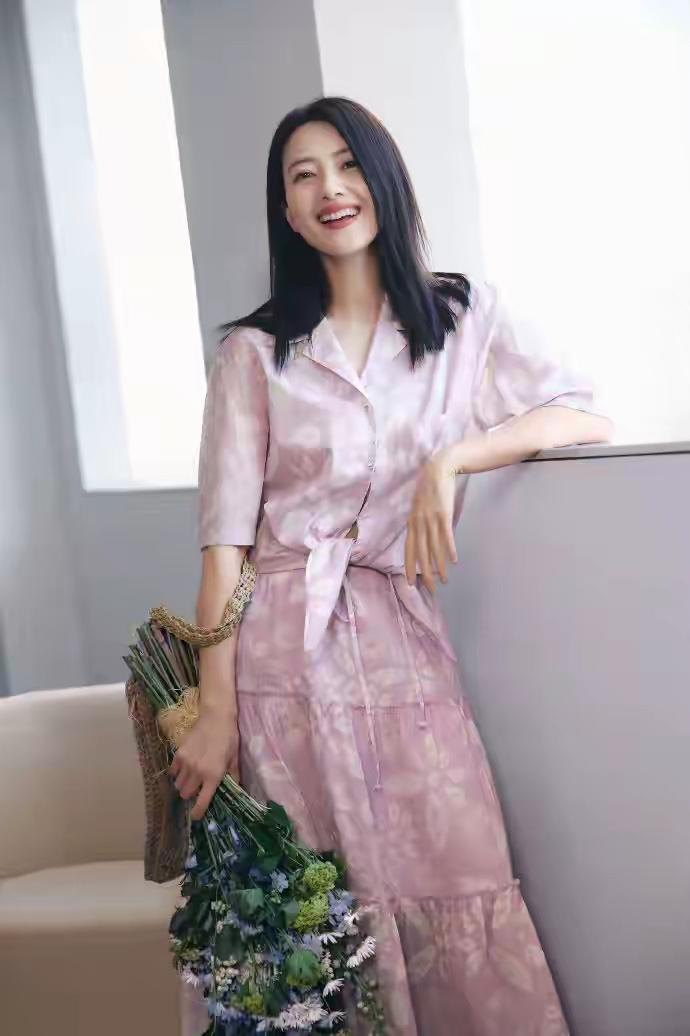 高圆圆这次剪的过肩发型，之前她总留长卷发，虽然温柔但容易显沉闷，还会显得头重脚轻