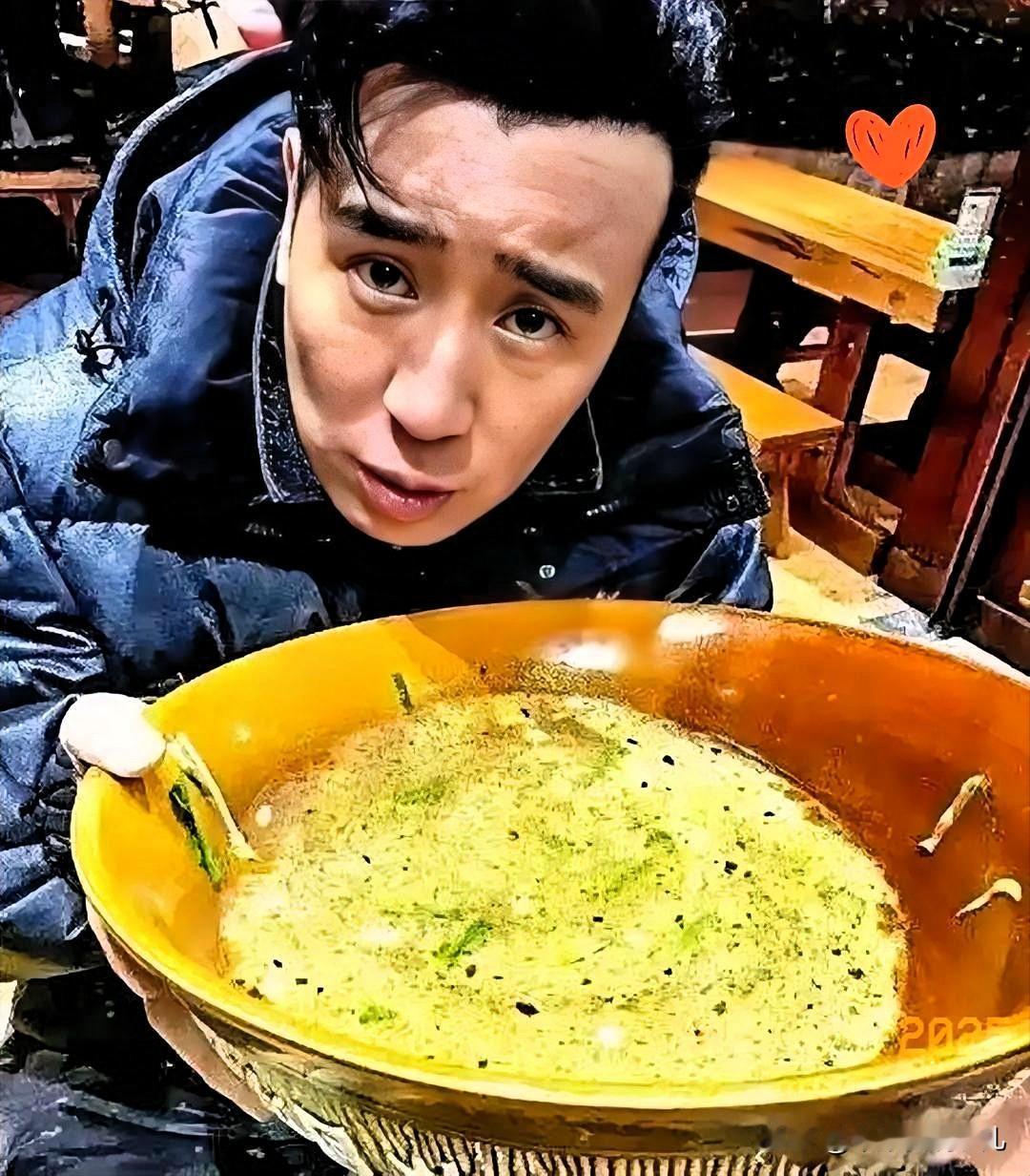 于和伟最近吃饭都没清净！于和伟这几日在北京一家不大的小馆子里吃炸酱面，结账时