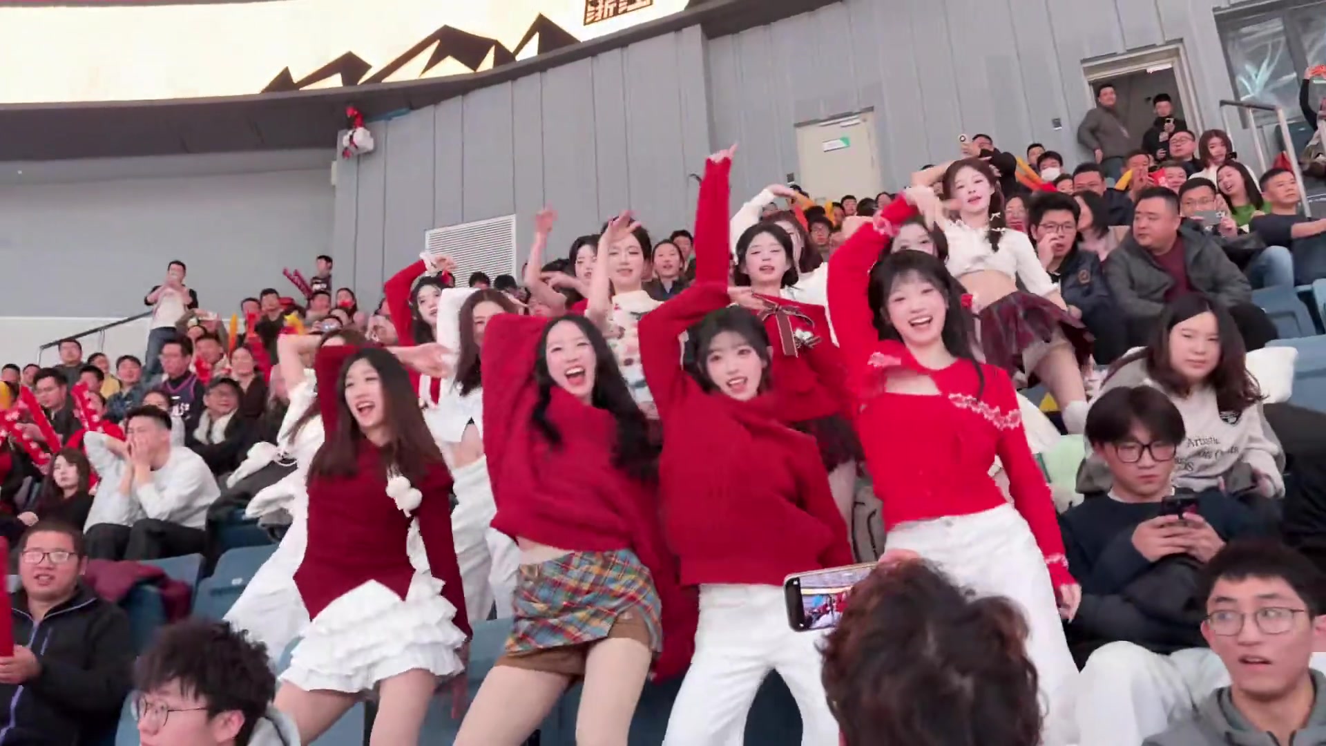 啦啦队魅力：超越球赛的激情盛宴