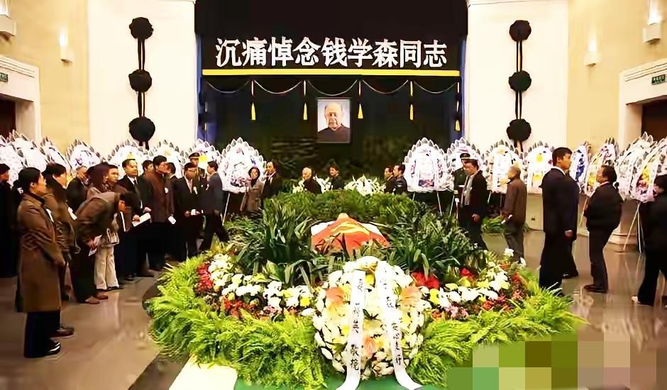 不知道明天先生的遗体告别式能有多高规格，不知道能否达到2009年钱老的规格。