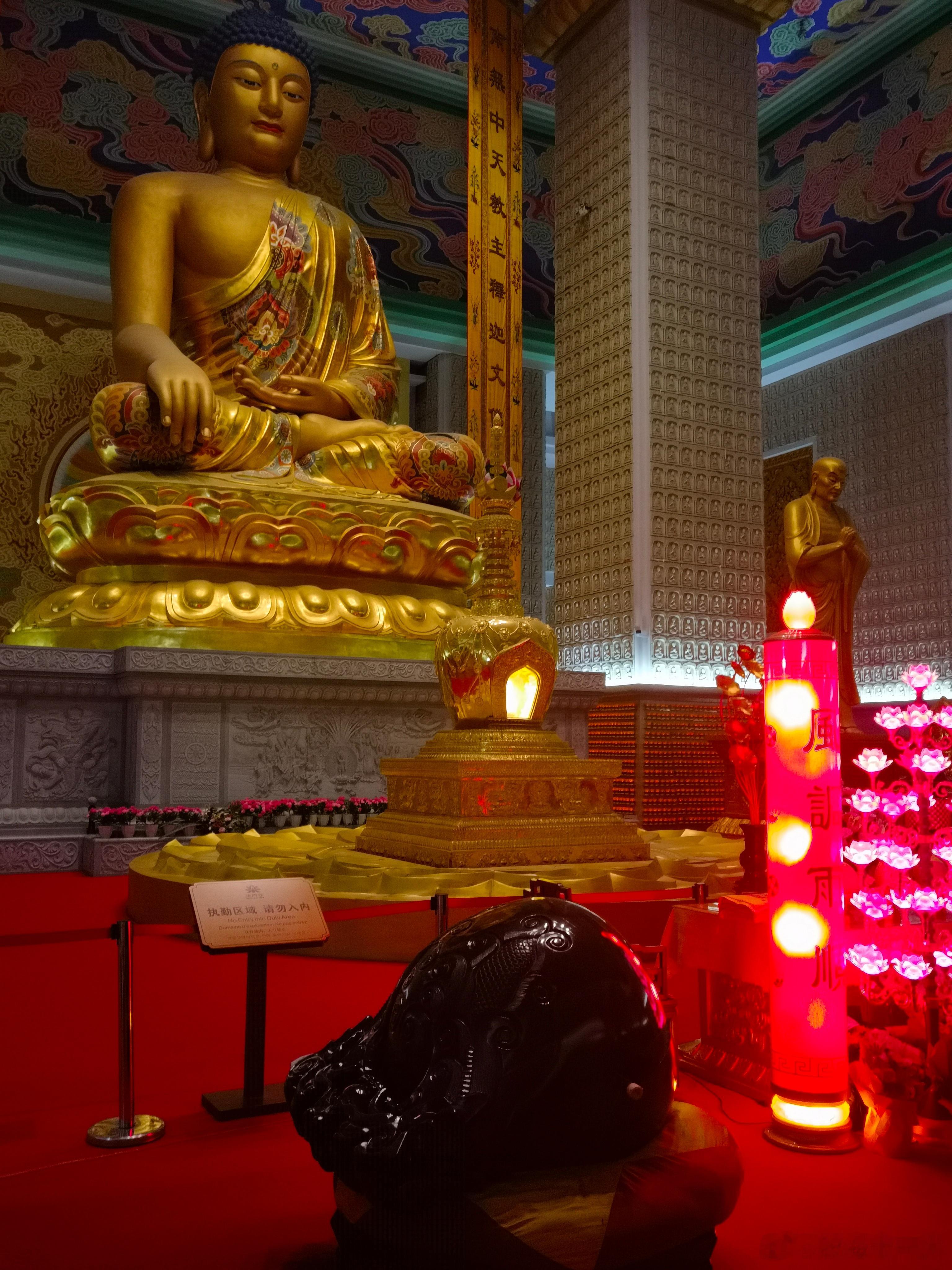 金刚经里的一句话凡所有相，皆是虚妄。虚妄不是说不存在，而是说太唯心。举个例子，