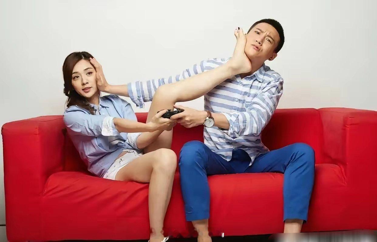 王晓晨这组旧写真趣味感十足，红色沙发之上，上演情侣日常打闹名场面。
