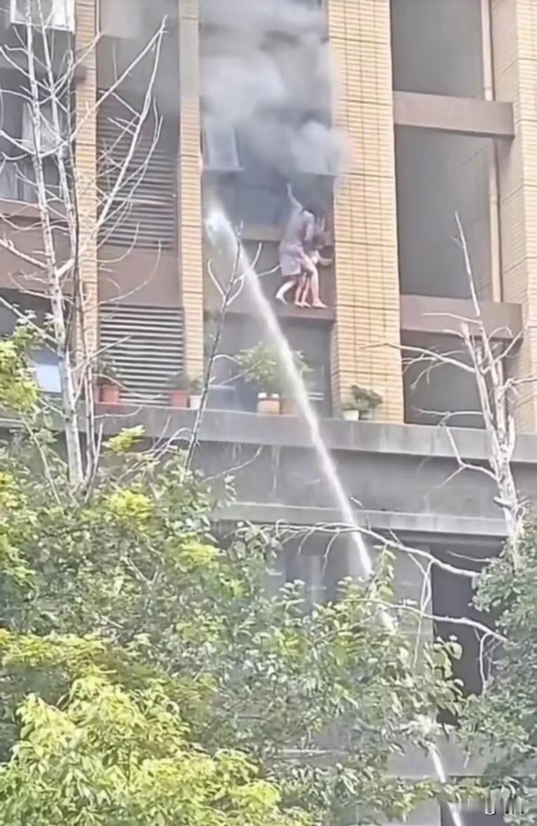 一场火灾致母女双双坠楼一死一重伤，消防救援任务不能只是“一个喷水机器”那么简单，