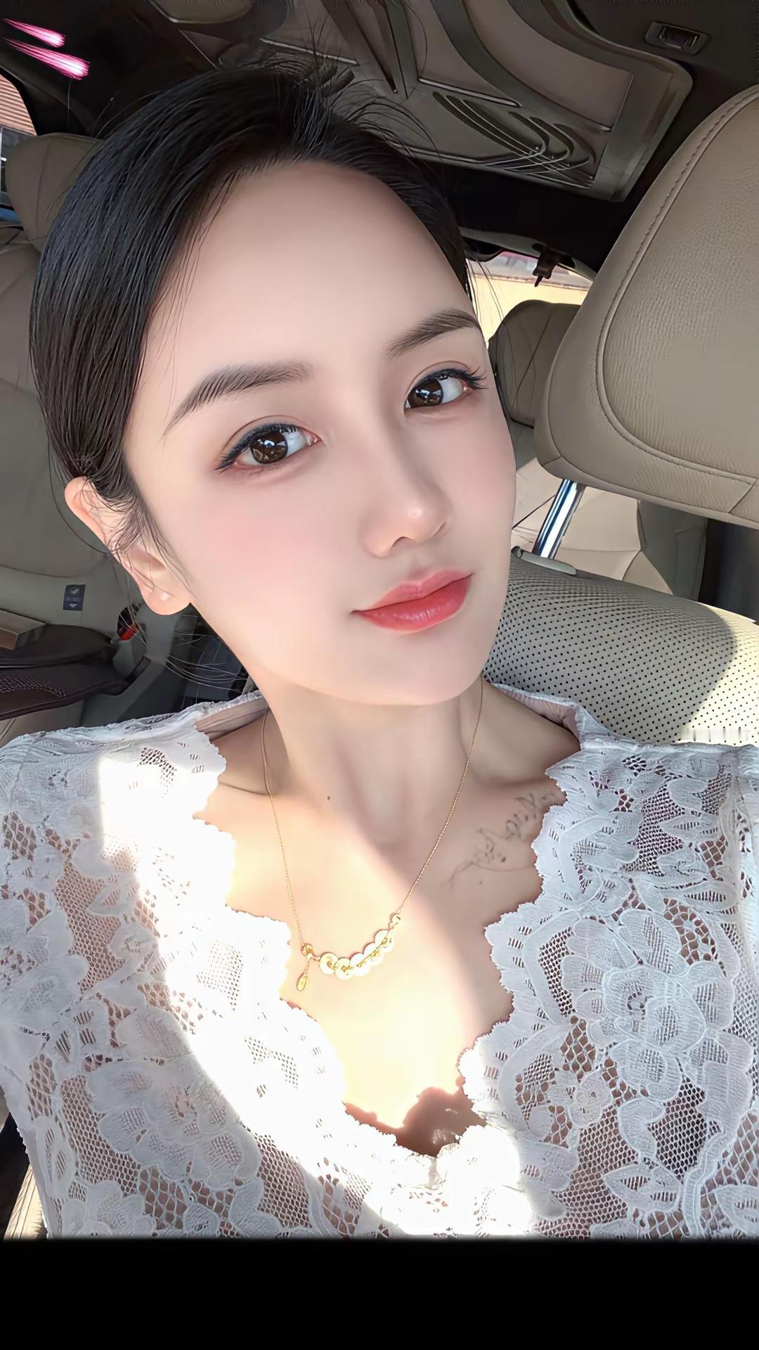 阳光洒在蕾丝上，美得像一幅画。