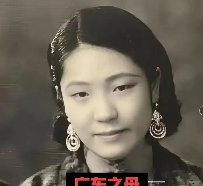 1922年，暴雨砸在柴房顶。被休弃的莫秀英蜷在干草堆里，攥着那张浸湿的休书。门外