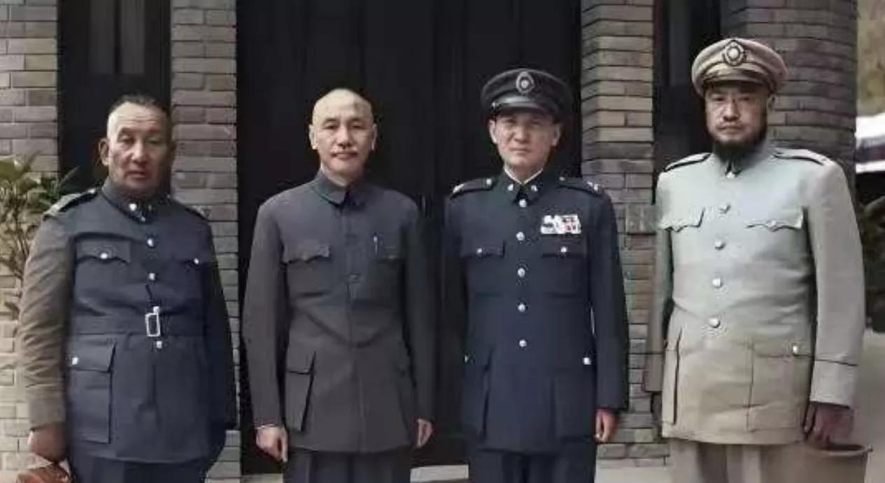 这是一张1948年在陕西西安拍的照片，蒋介石、张治中、马步芳和马鸿宾四个人站在一