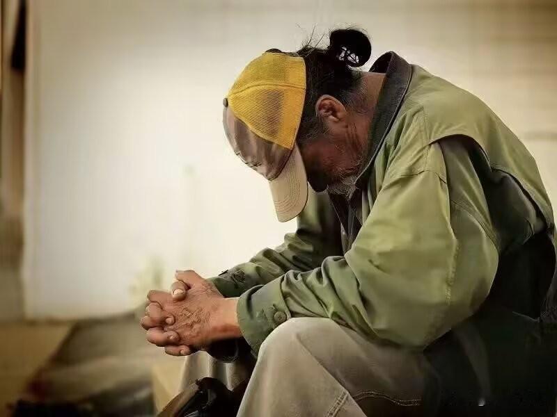 我见过搭伙3个月就闹翻的，也见过搭伙8年比原配还亲的。退休独居，到底要不要找老伴