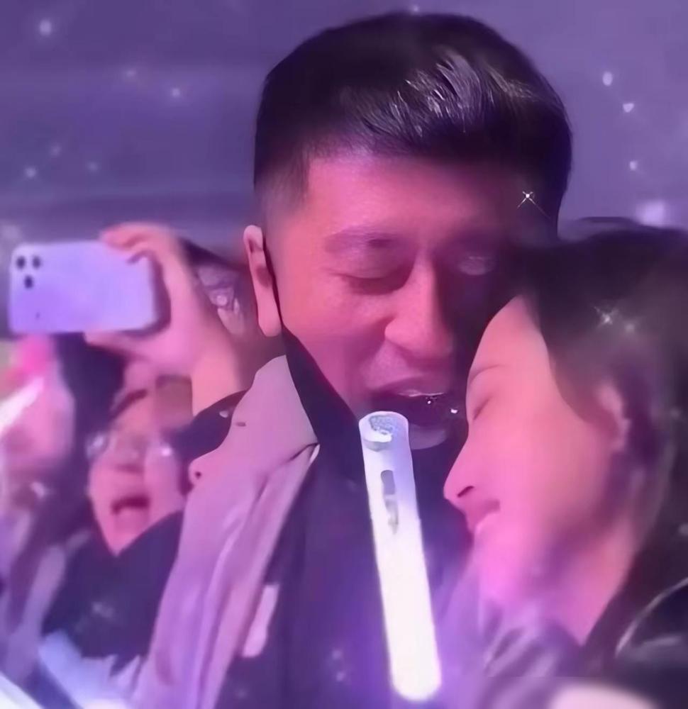 “解释不清了！”广东，一只黑狗生下了五个幼崽，四黄一黑。我之前真差点因为这