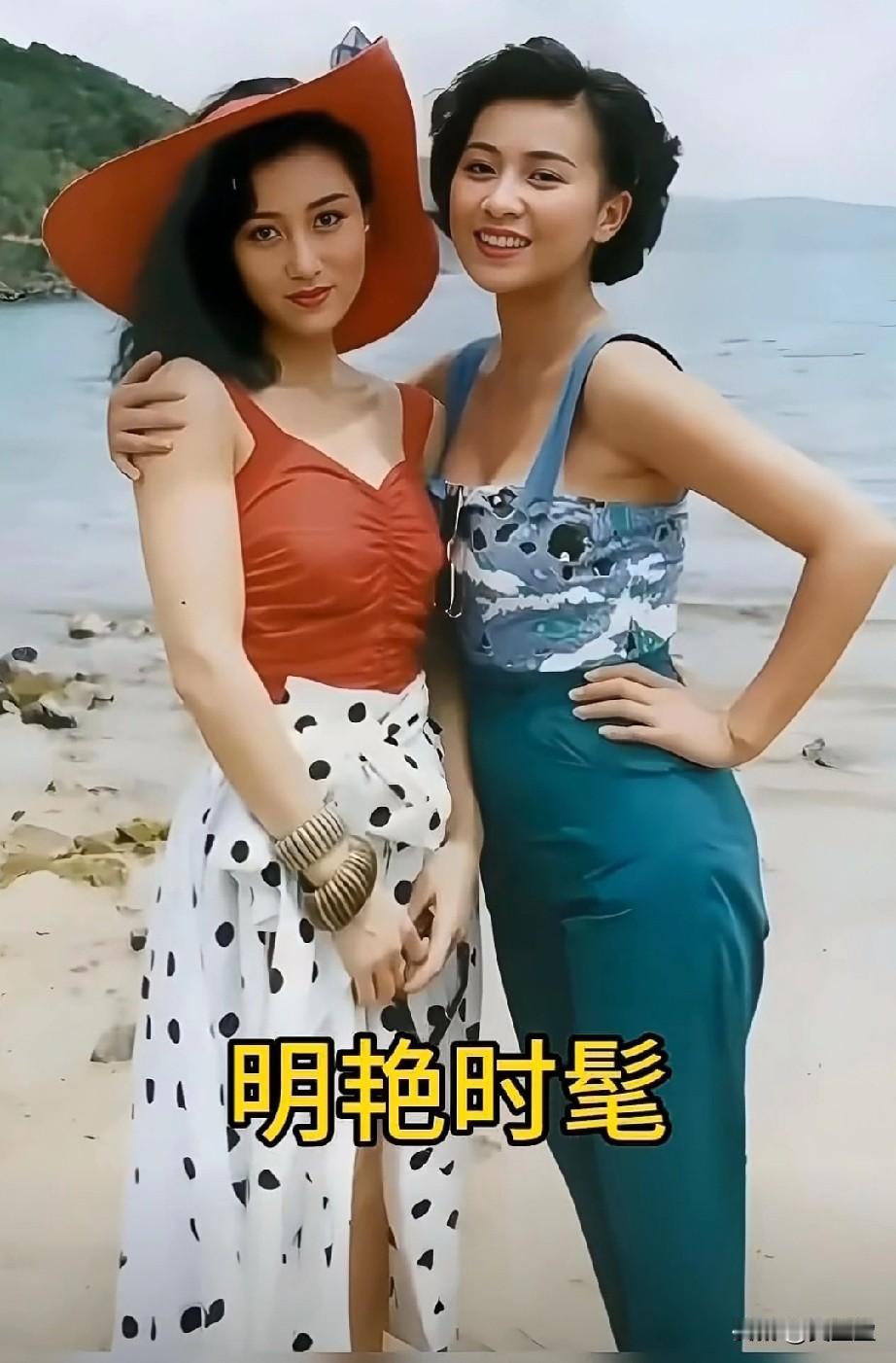 两位美人一身复古穿搭，明艳时髦，一眼认出左边是被誉为香港50年一遇的美人的亚洲小
