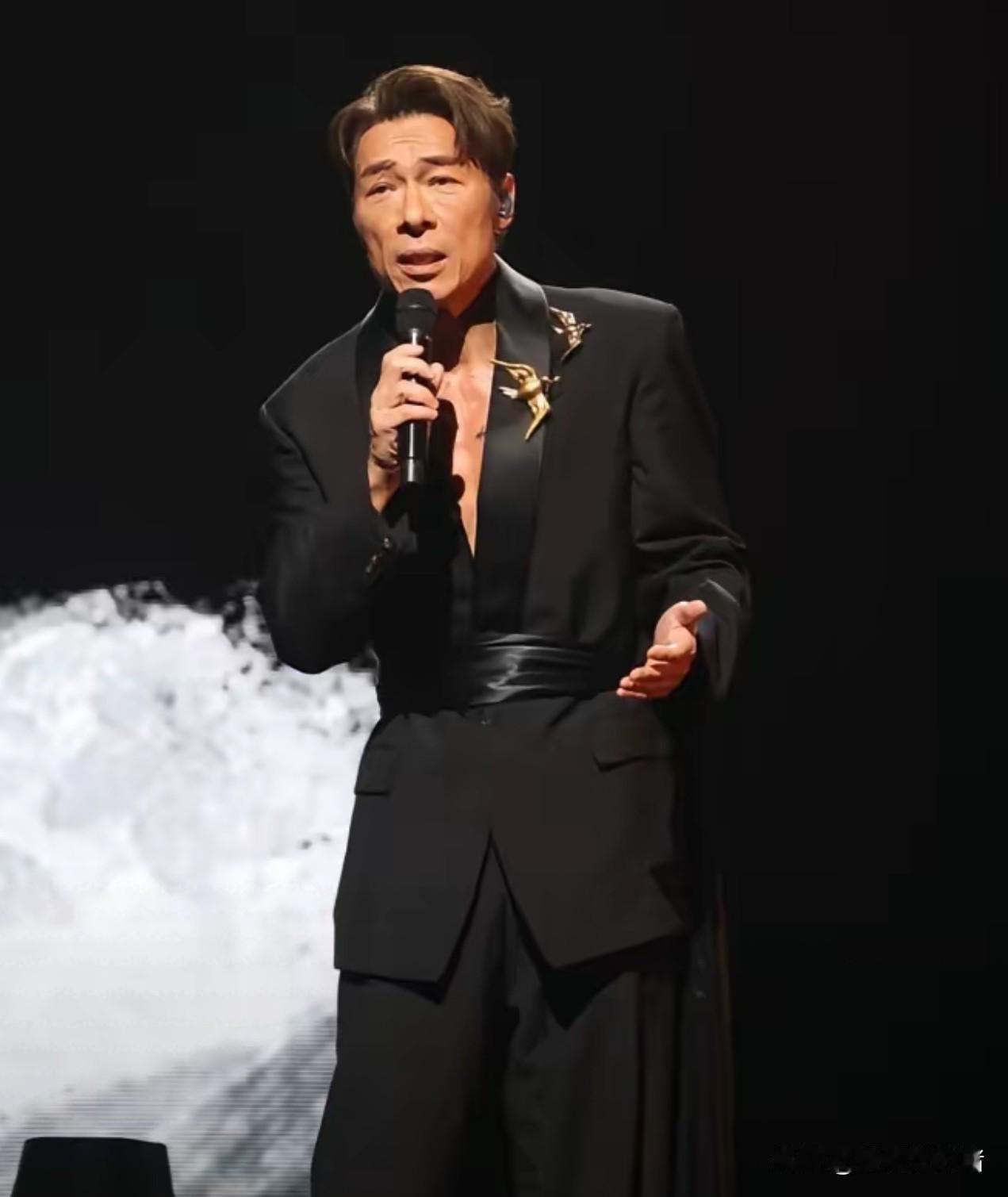 人犯错到底能不能被原谅？我的回答是：能不信你看许志安，复出开演唱会，尾场张学