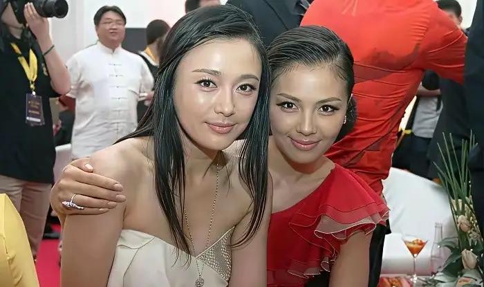 说起来也挺奇怪的，刘涛肤色偏黑，没有秦岚那么白，而且还比秦岚大一岁，可两人近距离