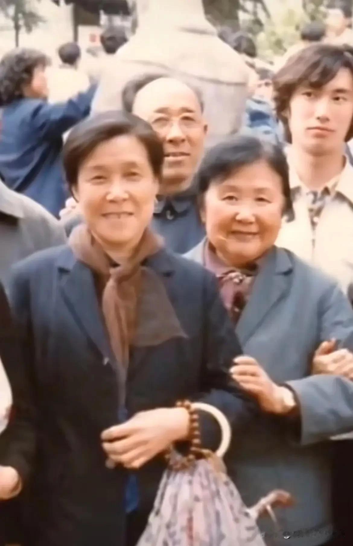 这是87版红楼梦里两个老太婆的扮演者，一个是高贵的贾母，一个是贫贱的刘姥姥。小时