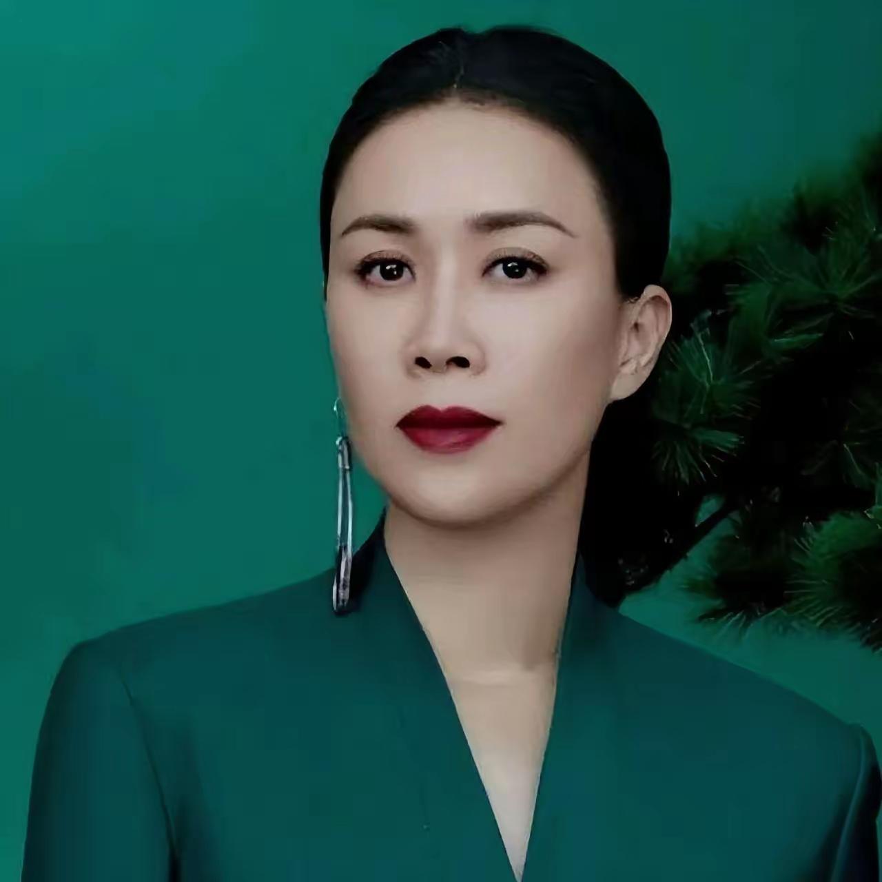 英子又闯祸了。我感觉他们圈内人士是不是都知道点儿啥内幕啊。直播连线直接蛐蛐冉