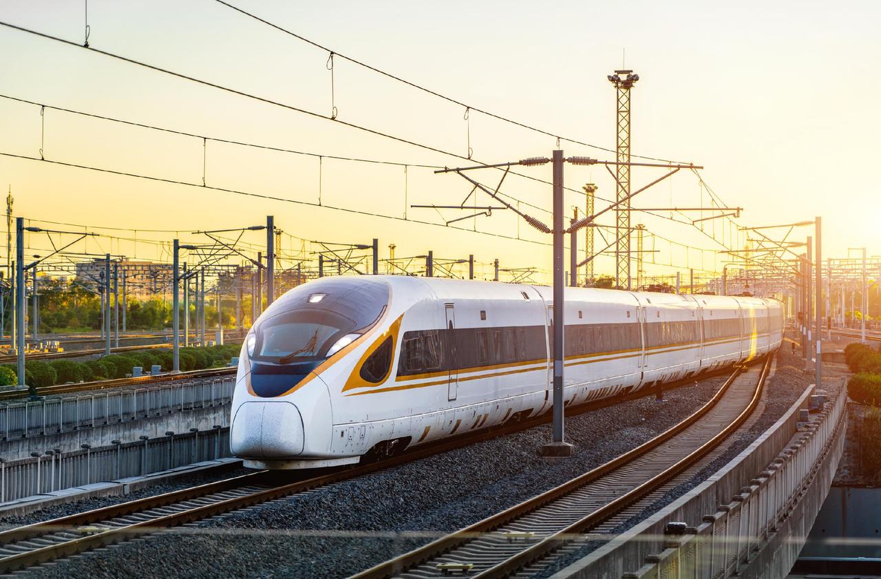 高铁，中国这步棋下对了！中国高铁自2008年开始快速发展，如今通车里程已经接近5