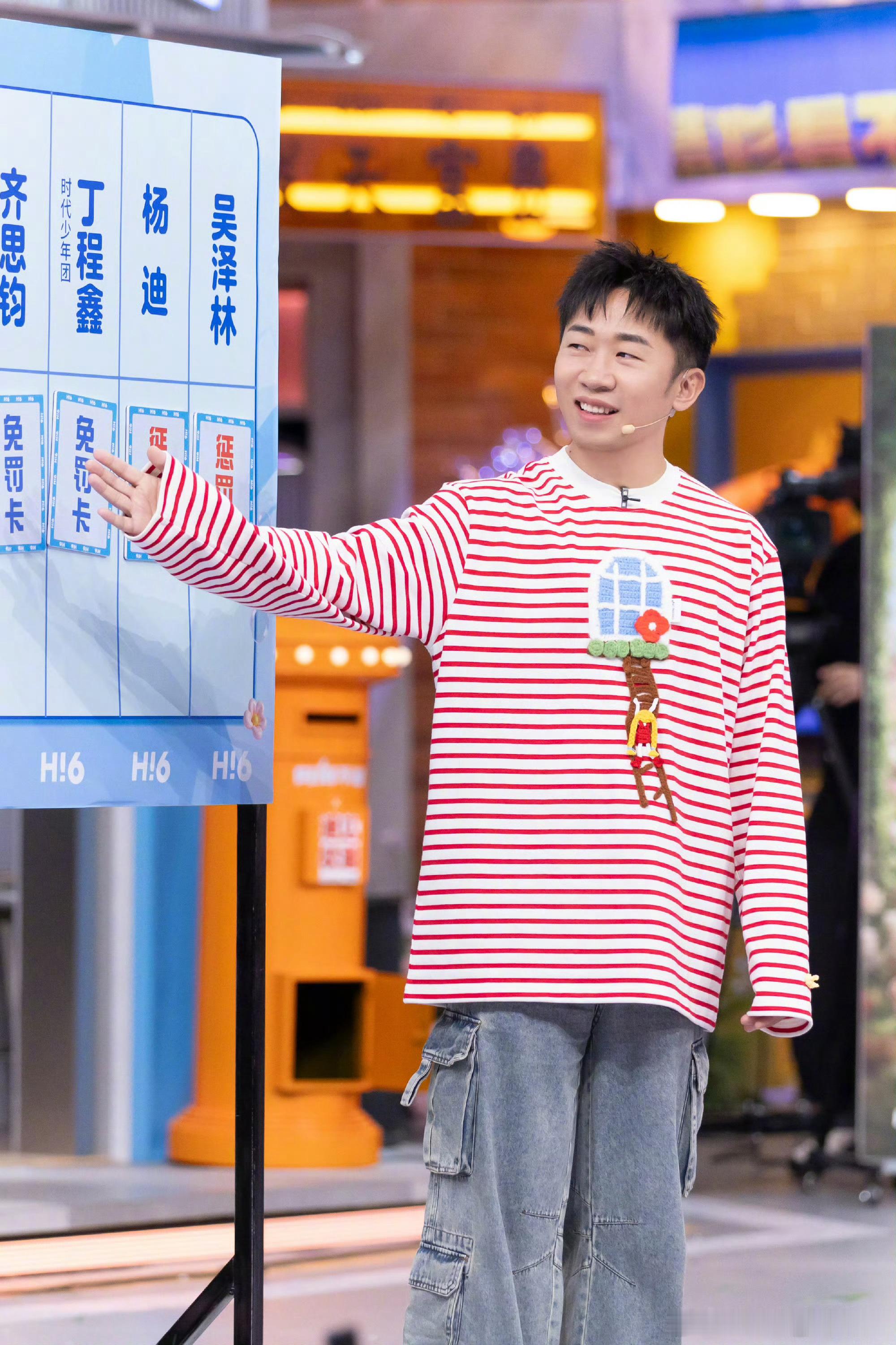 杨迪在好六不舒服了杨迪不舒服当场就说出来了你好星期六谢娜和李小冉在台上蛐蛐杨迪，