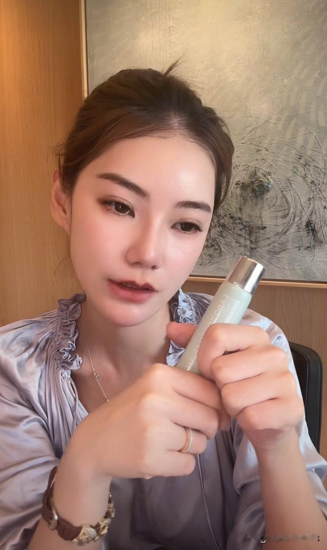 马筱梅可能真的怀孕了。今天马筱梅又开启了直播，还是在他和汪小菲的新房里面。