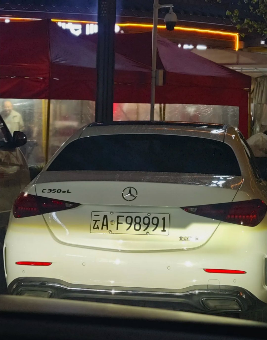 第一眼：欧洲车开到云南来了～第二眼：不对，是昆明车开到欧洲了～第三眼：哦！原来这