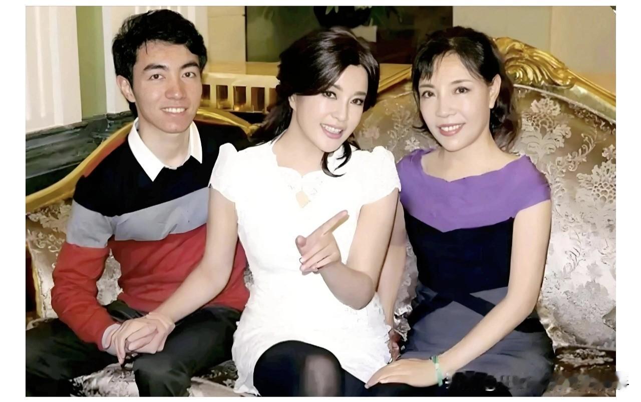 刘晓庆说过：“做女人难，做名女人更难”，可这张照片最扎心的地方在于——她抗住了舆
