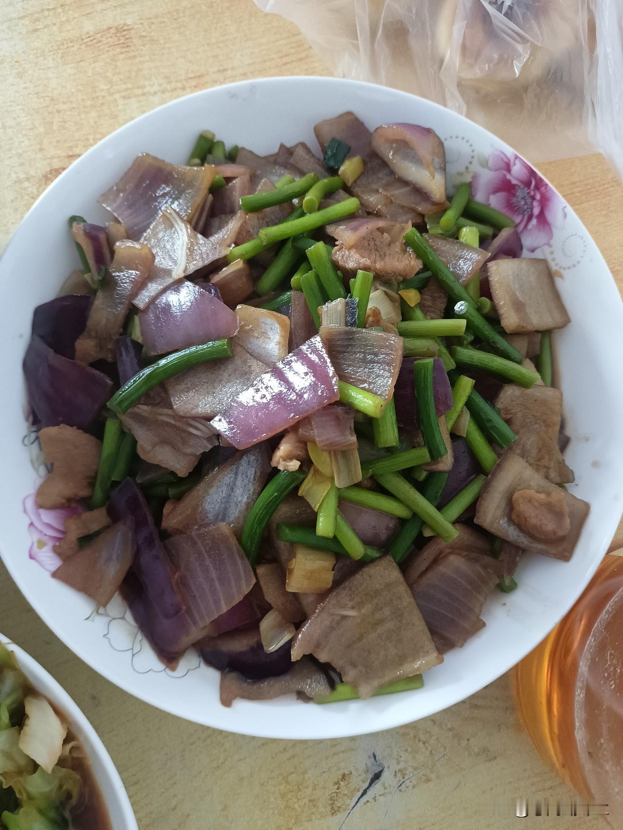 今天中午我家三个菜，蒜苔葱头炒肉，素炒圆白菜，炖排骨。蒜苔是菜园里的，今年的