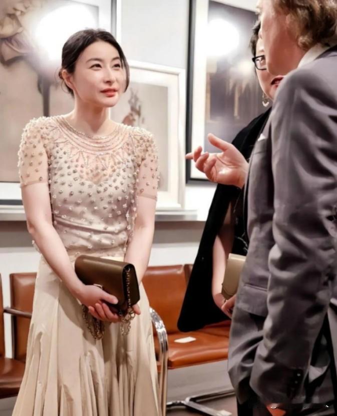 终于知道，为什么香港富豪太太圈那么排挤郭晶晶了。不是因为她并非出身老牌豪门，也不