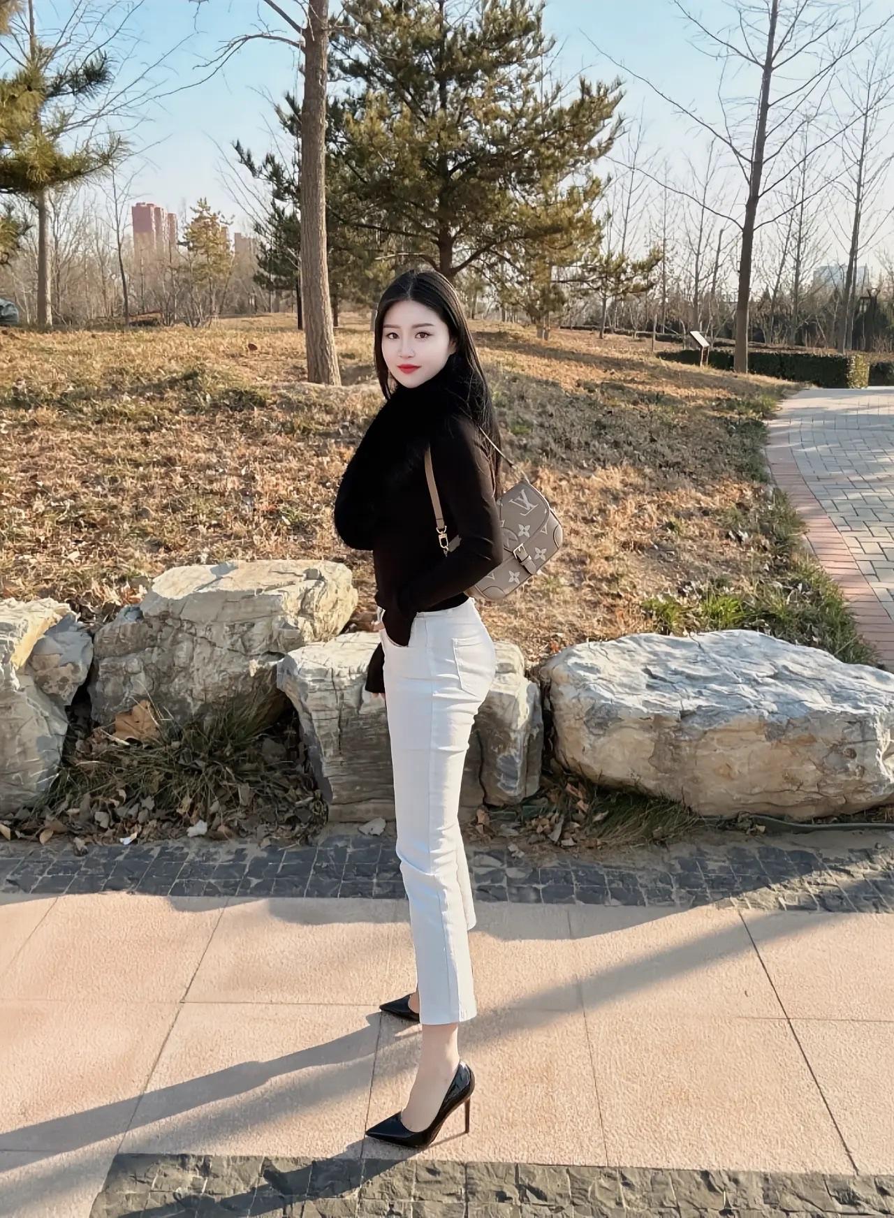 冬日穿搭指南：黑色毛衣+白色裤子，简约又时尚！