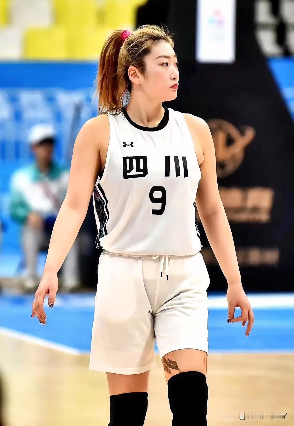 果然不查不知道关于李梦网友又发现一个真相，那就是她加盟了全新女篮联赛Pro