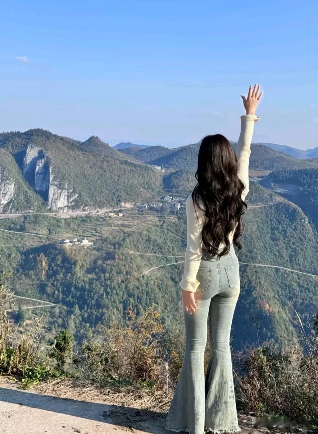 站在山巅，拥抱自由，感受大自然的怀抱。🌿