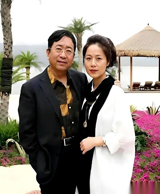 新婚当晚，他跟小16岁的明星老婆说：以后咱不生孩子，我得一直供养前妻和女儿。换