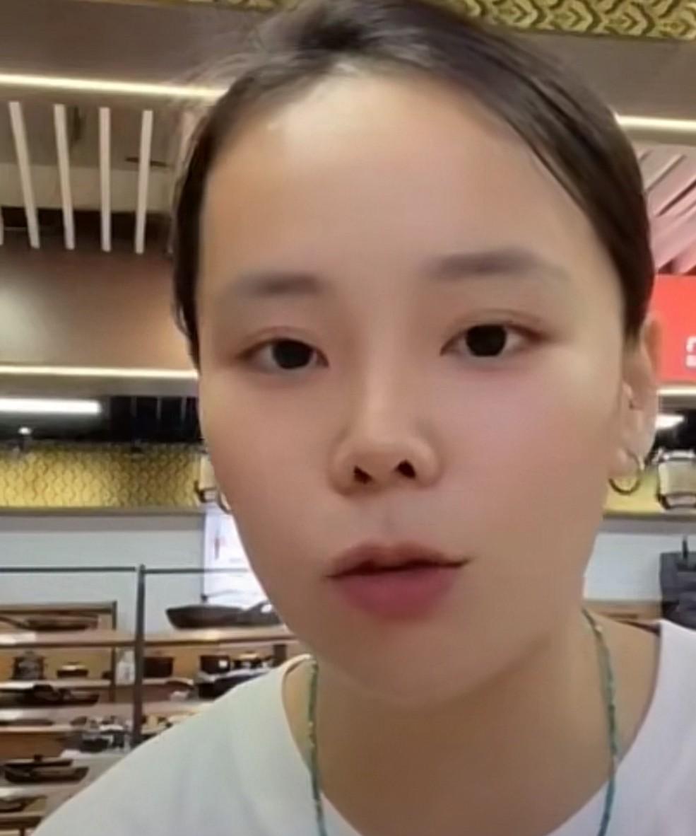 熊磊第一次对杜妈发火，责备她在直播间吐槽四宝来景德镇，导致更多主播来了瓷都带货。