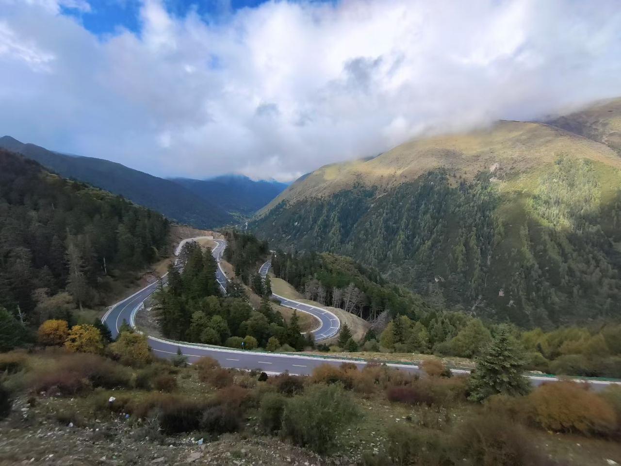 建议全国统一新能源汽车电池的大小、形状和电池容量！这样可以将充电站改为换电站，可