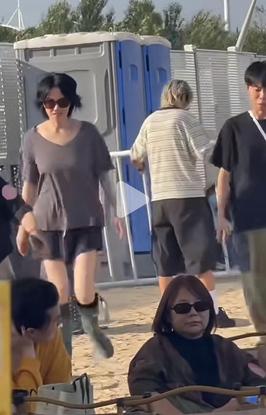 8月29日的阿那亚，王菲就这么溜达着进了虾米音乐节的场子。没带保镖，没摆排场，一