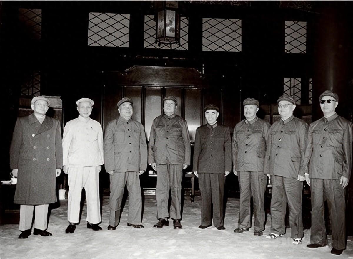 毛主席时代，十大元帅中只有两位不是政治局委员，他们都是谁？“1975年12月，