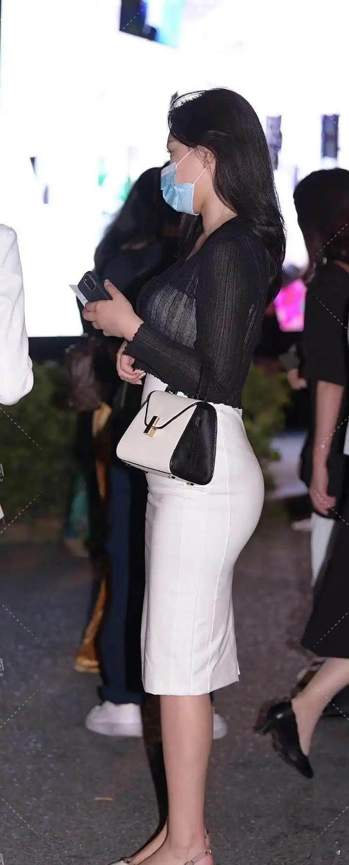 优雅夜晚，时尚穿搭，手机不离手📱✨