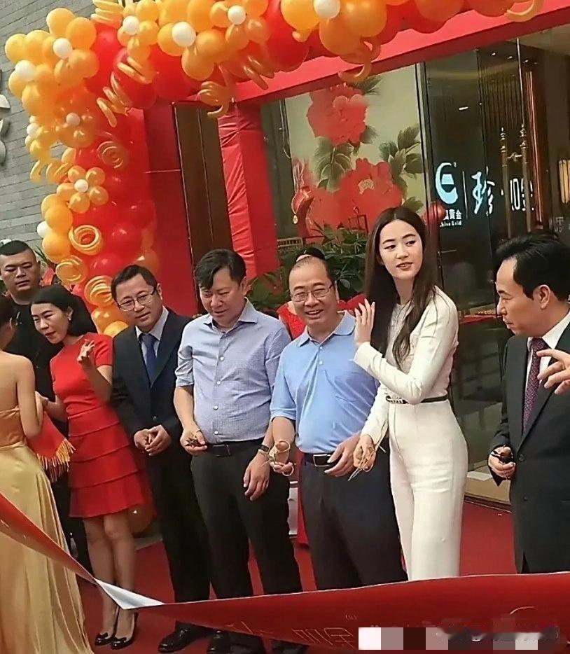 网友偶遇刘亦菲在金店门口剪彩大失所望，没想到自己的女神现实中变得普通起来。虽然个