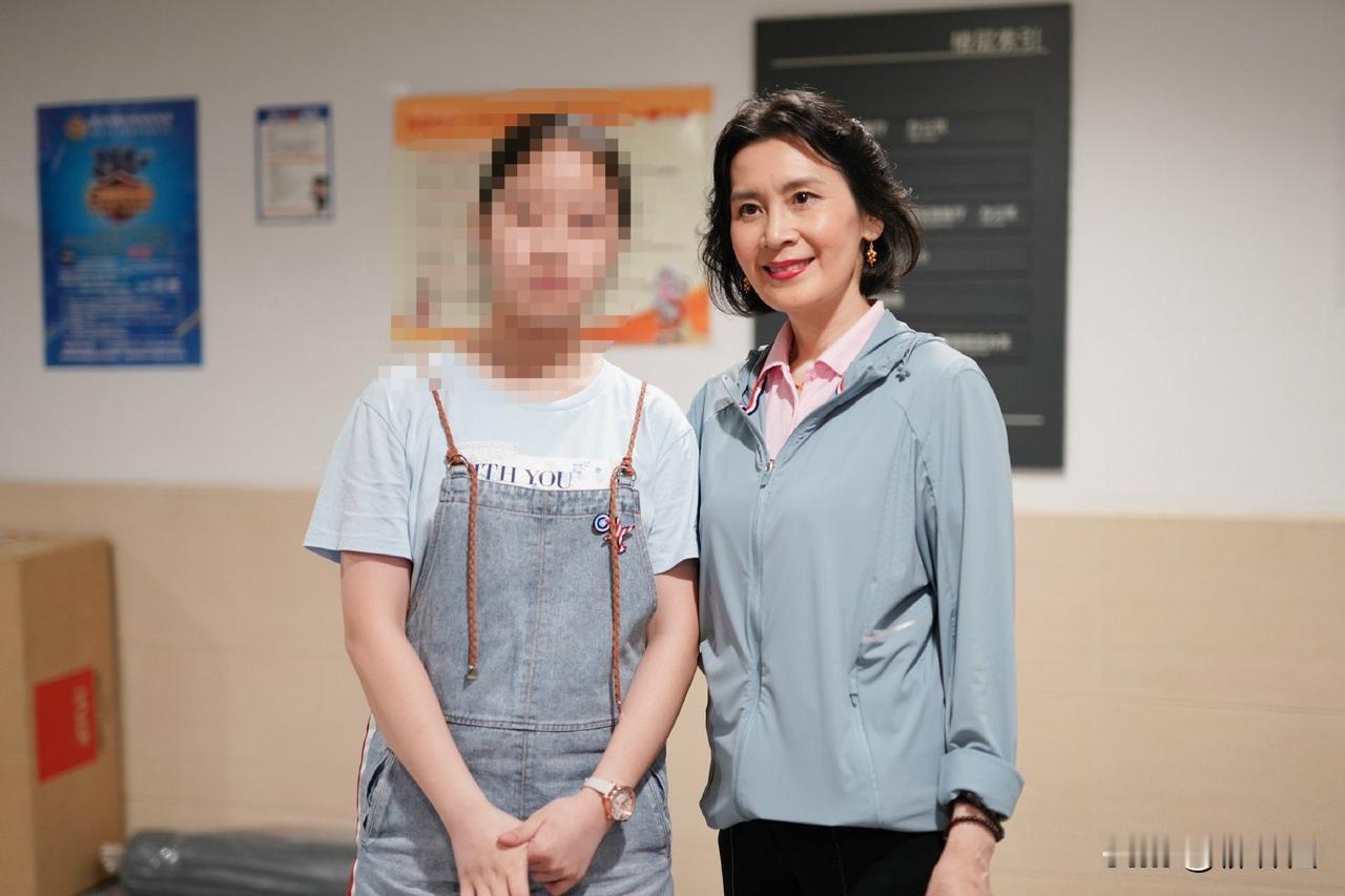 不扮嫩不显老，67肖雄的“知性美”，优雅的从容感，不刻意扮嫩，也不放任老态。