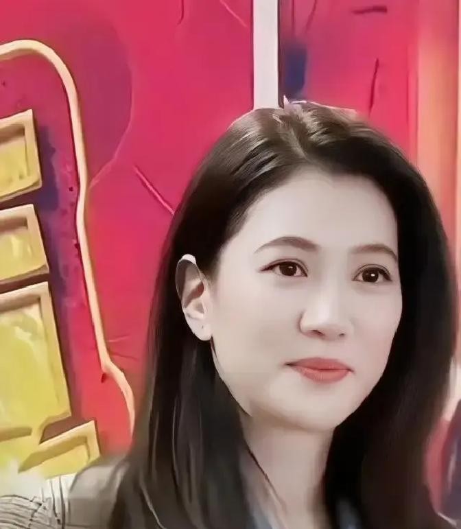 王晶在名利场里摸爬滚打大半辈子，什么大阵仗没见过，可唯独提到袁咏仪时，他却满眼泛酸地冒出一句：娱乐圈
