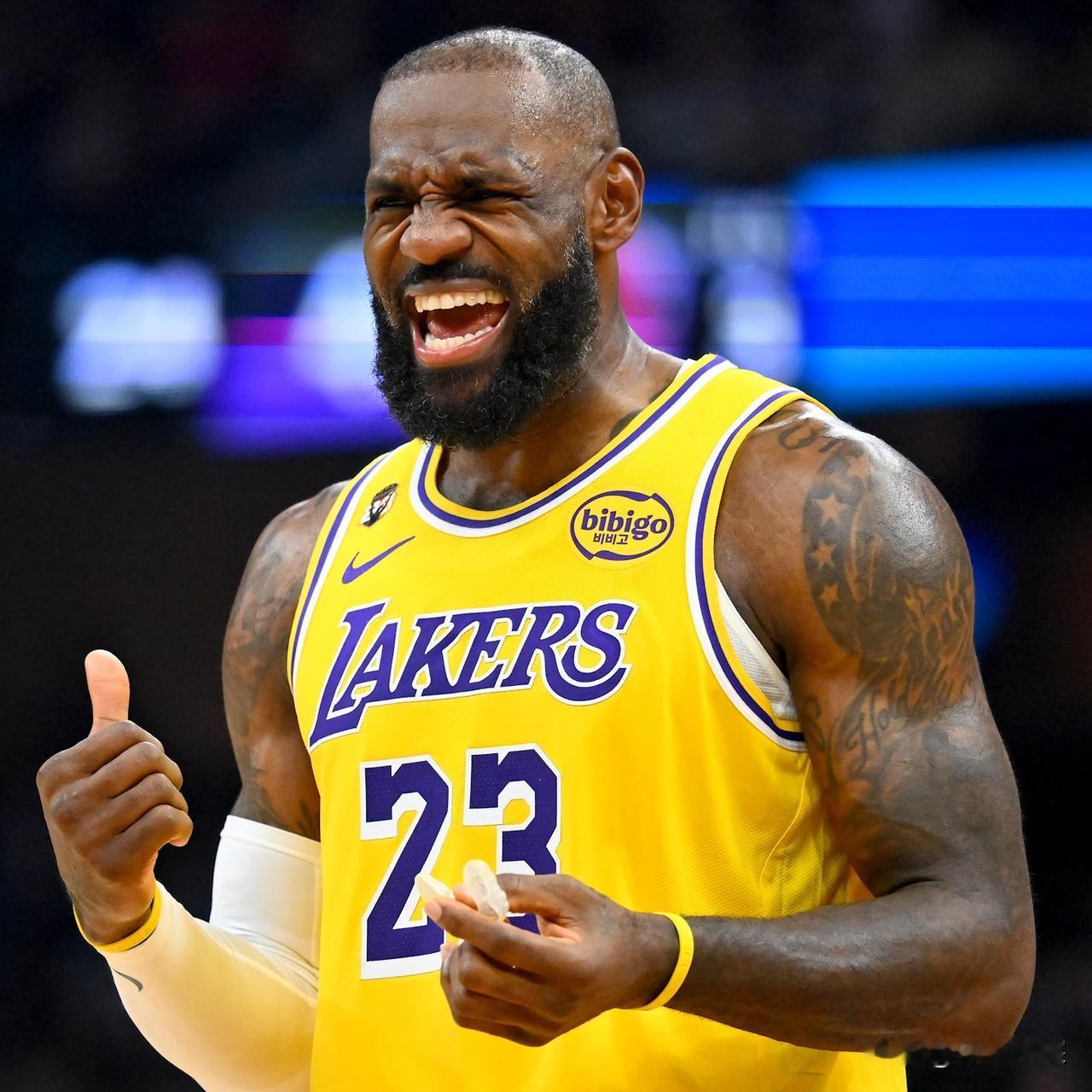 詹姆斯预计向湖人索要顶薪！据美媒BasketballTalk报道，詹姆斯与其