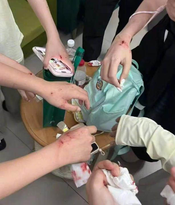 📌张凌赫南宁活动——商场玻璃门被粉丝挤碎！今天，演员张凌赫以陌森眼镜代言