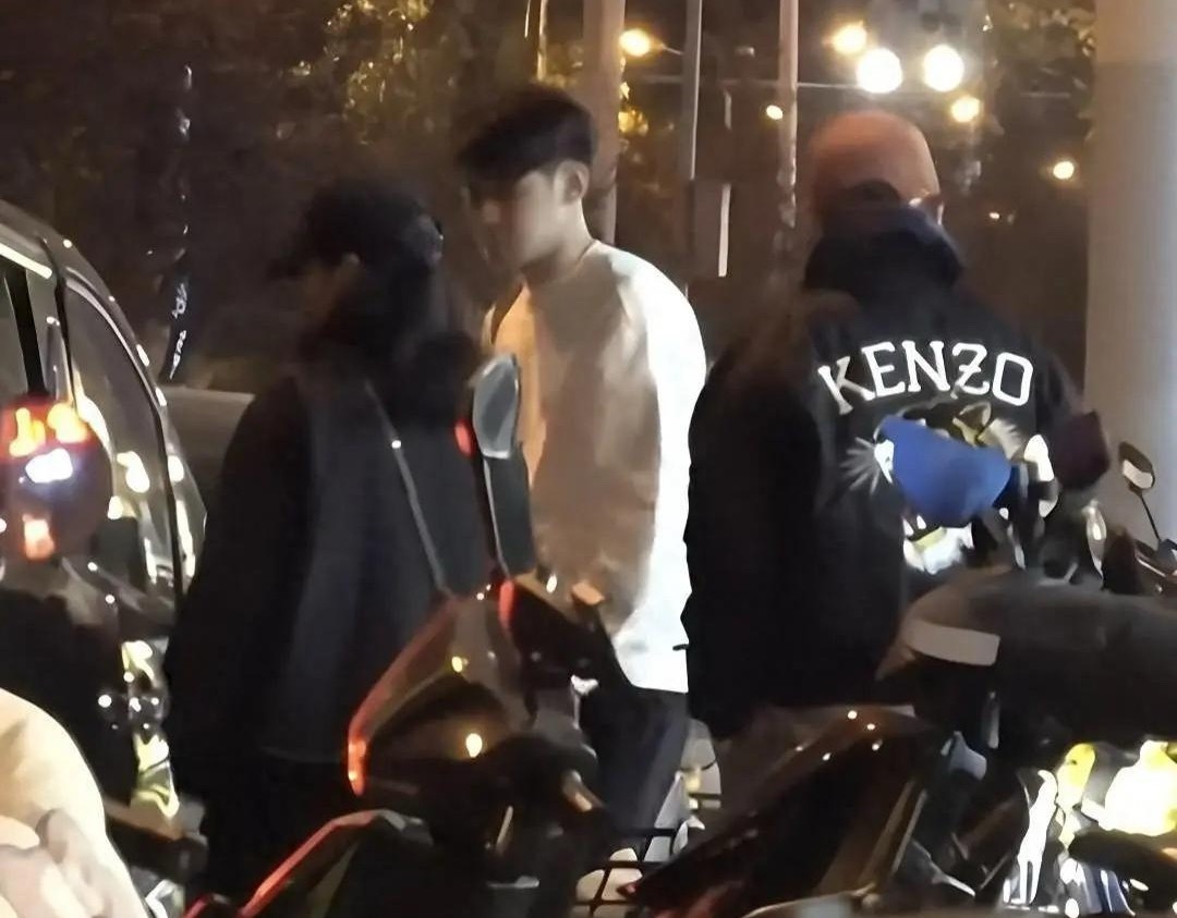 近日蒋勤勤陈建斌夫妇和朋友们外出聚餐，两口子现在同框频率很高，人到中年感情越来越