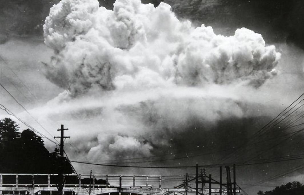1945年8月9日早上，博古等人忽然接到了来自毛主席的电话，电话中毛主席显得非常