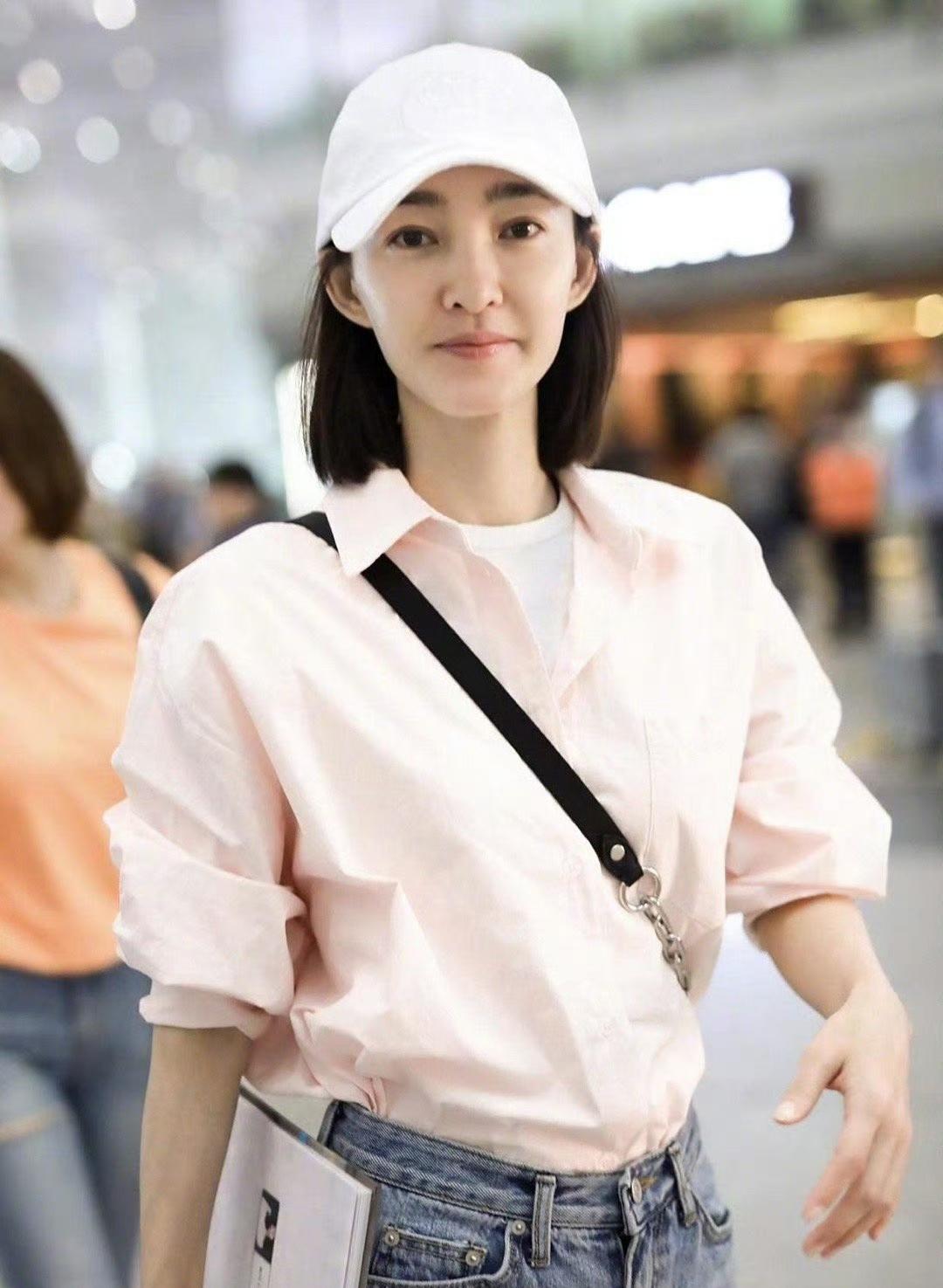 王丽坤机场穿搭：粉色衬衫配牛仔裤，清新减龄，且时尚甜美……中年女人，秋天像王