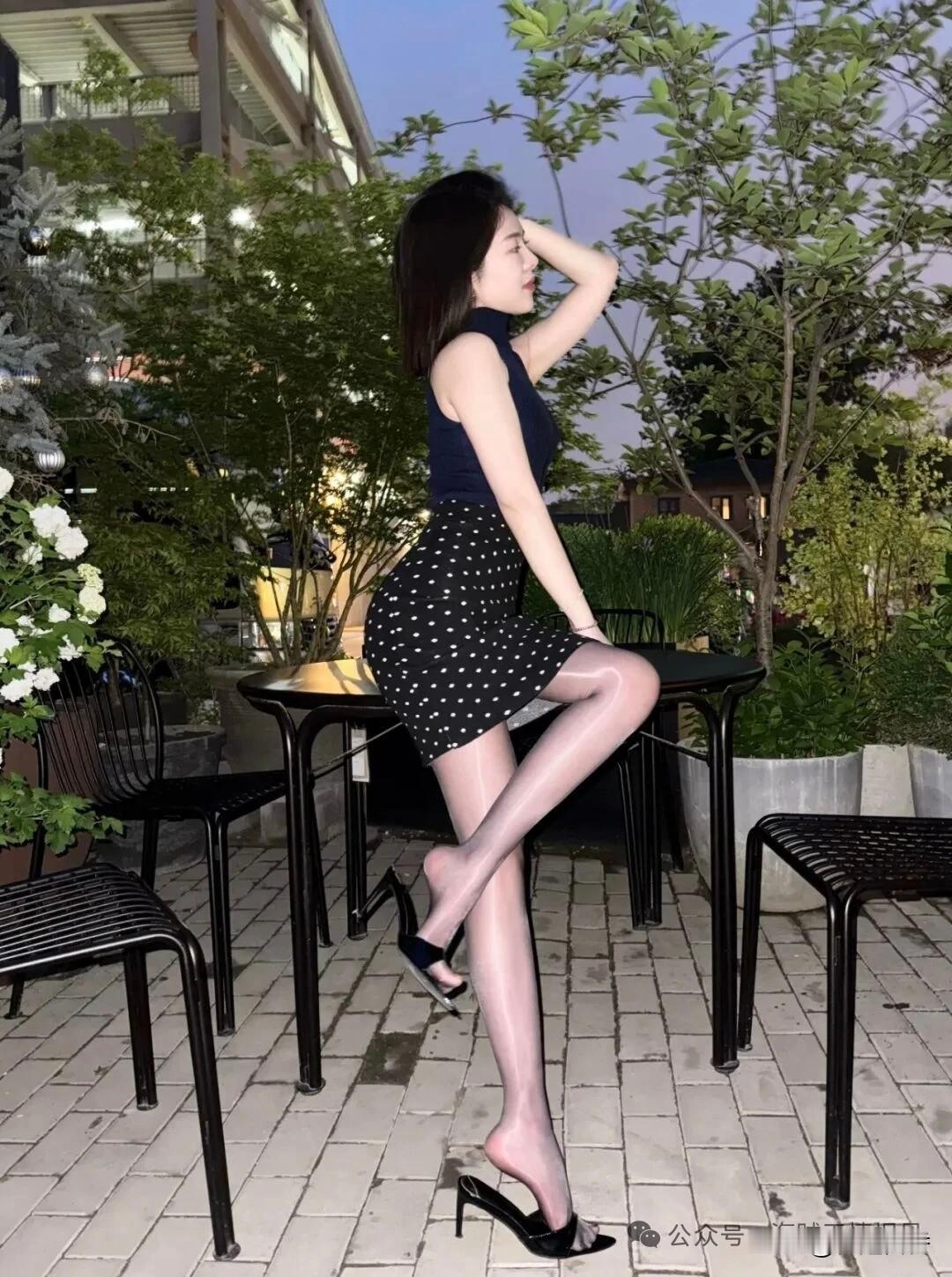 听说这叫油光袜，那是否可以叫它油丝，主要是太亮眼！