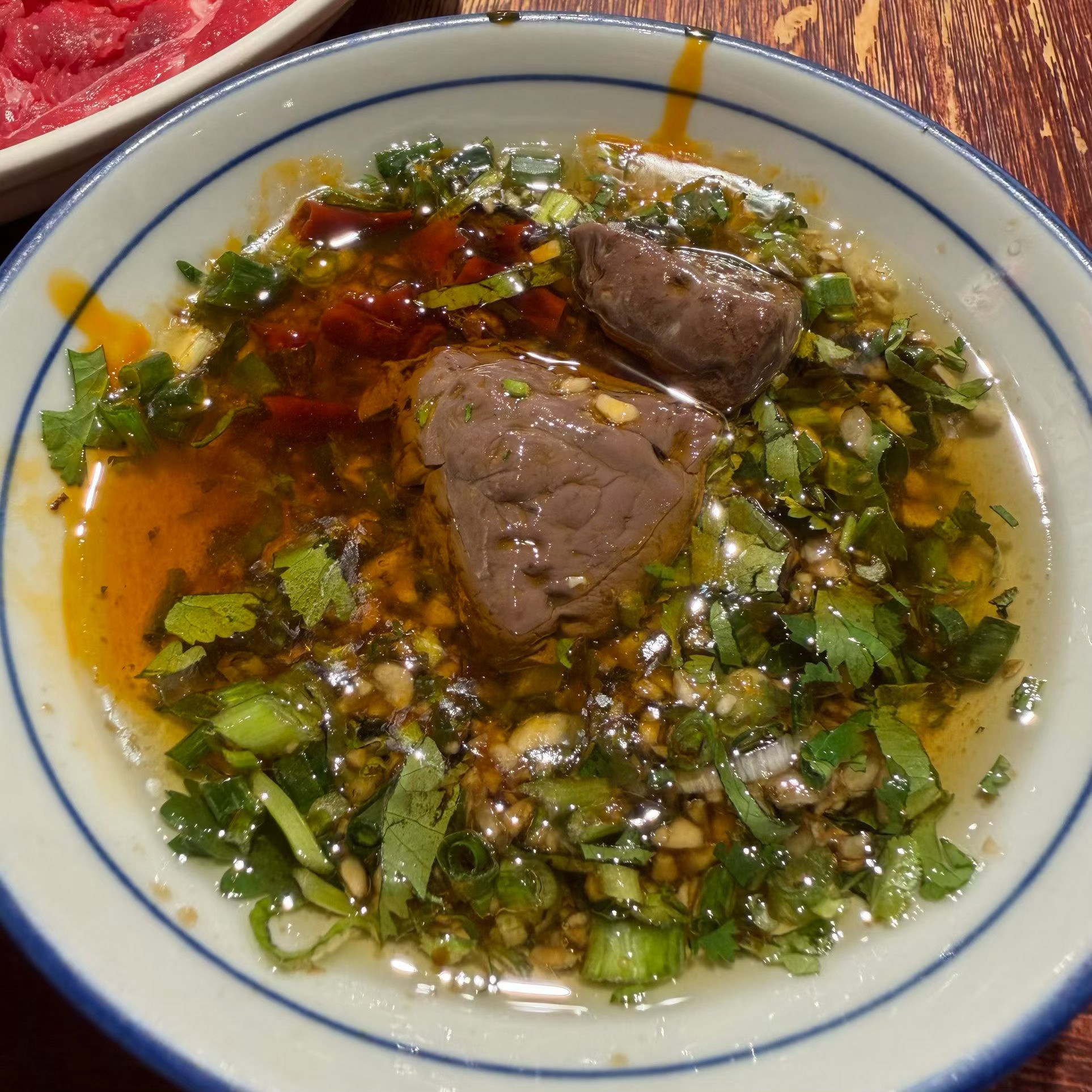 今日份午餐好久没有吃马厂火锅了吃来吃去还是最爱这一家两个人要的中辣锅底点了