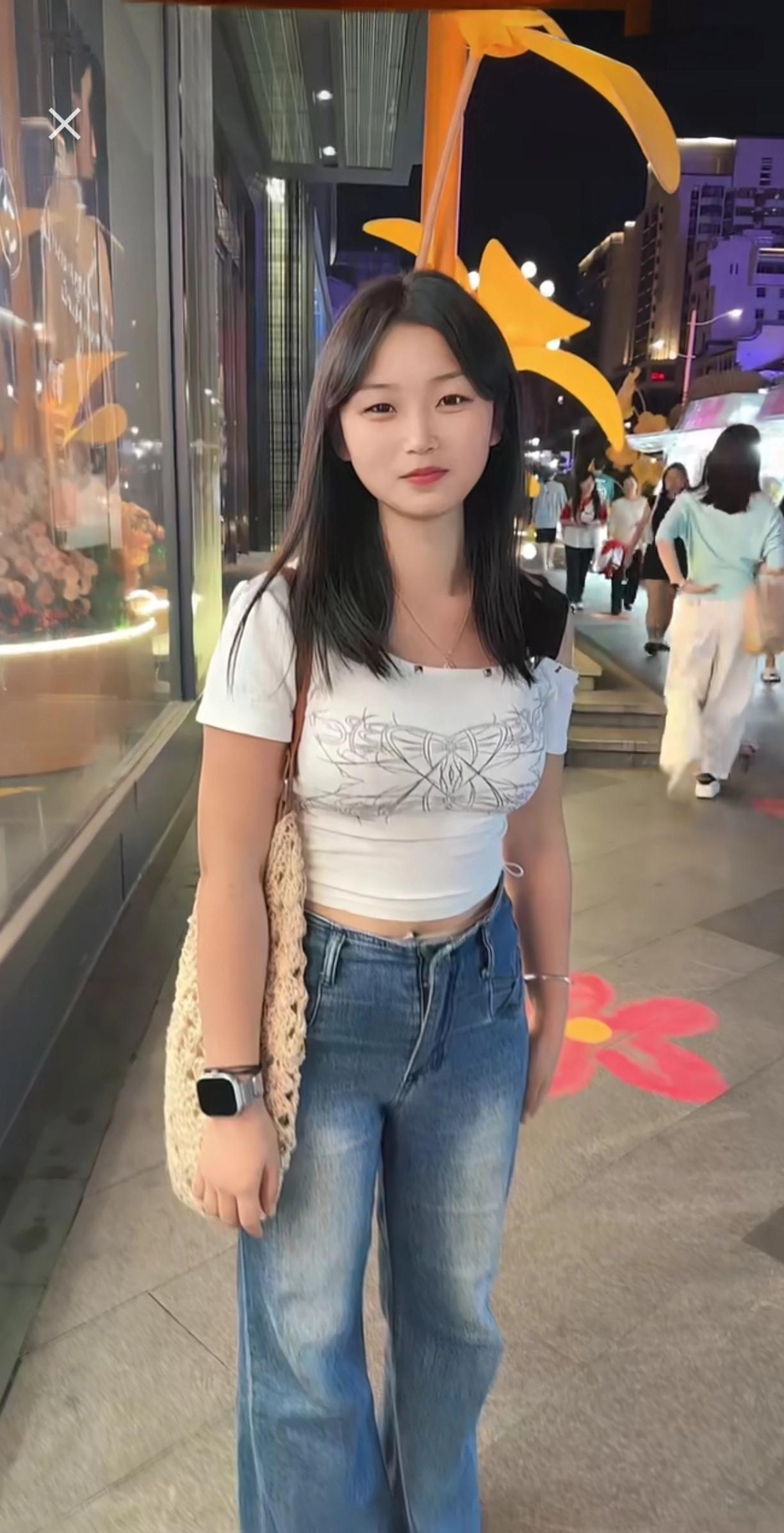 女孩在街上拍照呢。